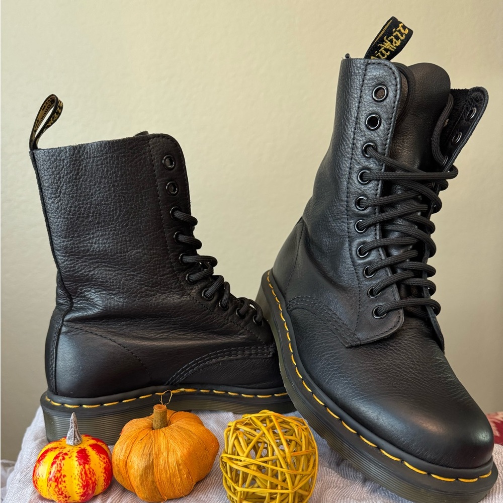 Dr. Martens combat boots 🖤